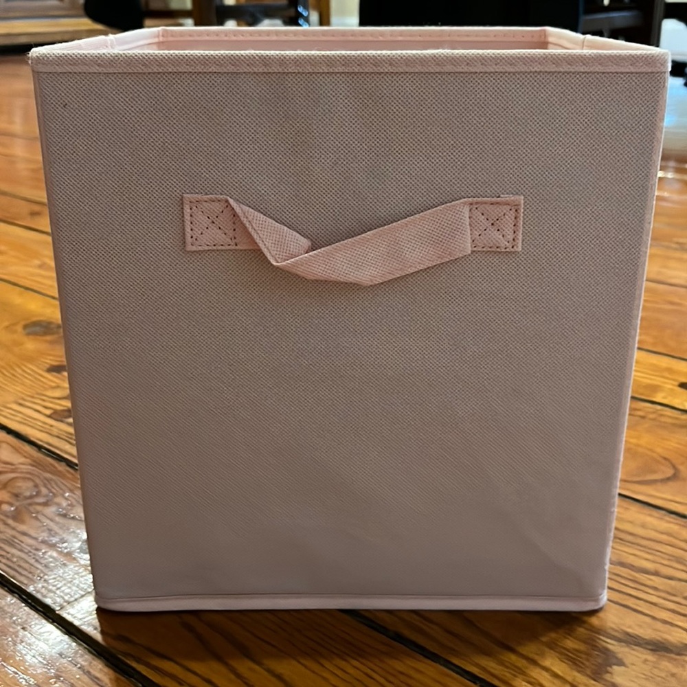 Baby pink storage bin !! ** NON REFUNDABLE **